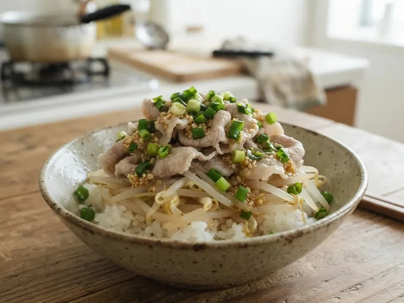豚しゃぶともやしのねぎ塩だれ丼
